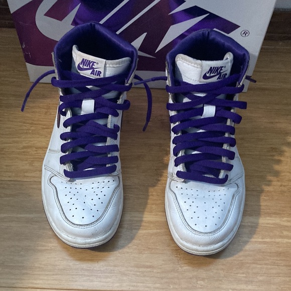Jordan 1 high metallic purple they have used so some paint is coming off - Picture 4 of 9